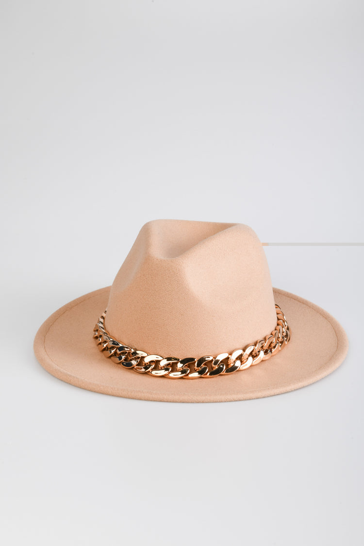 Cappello con catena decorativa