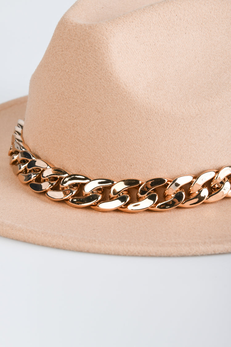 Cappello con catena decorativa