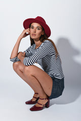 Cappello con catena decorativa