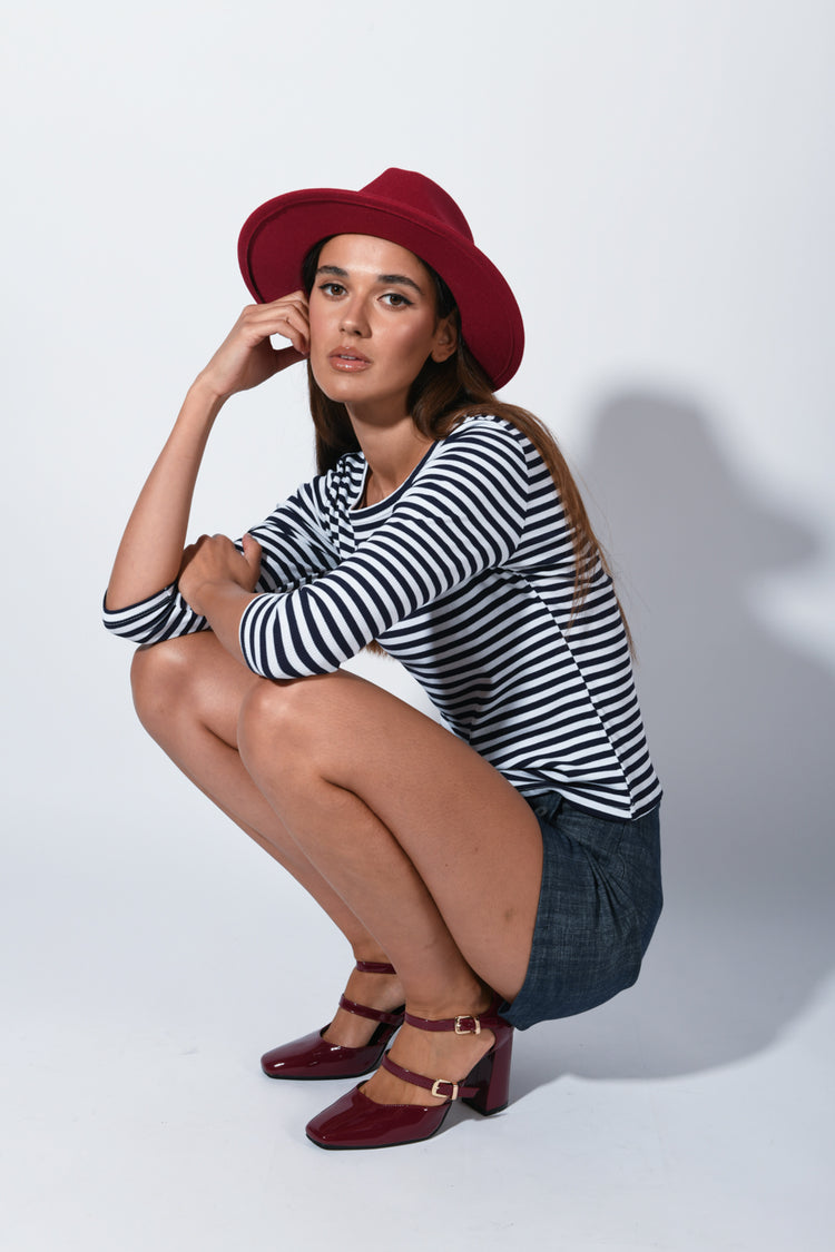 Cappello con catena decorativa