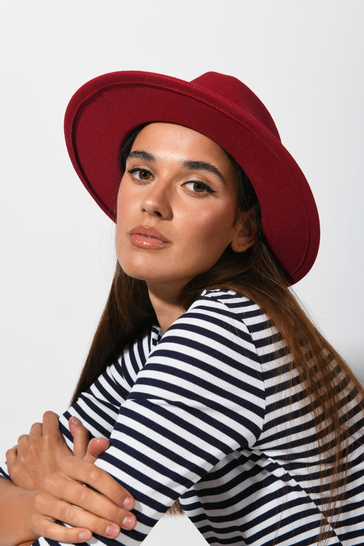 Cappello con catena decorativa