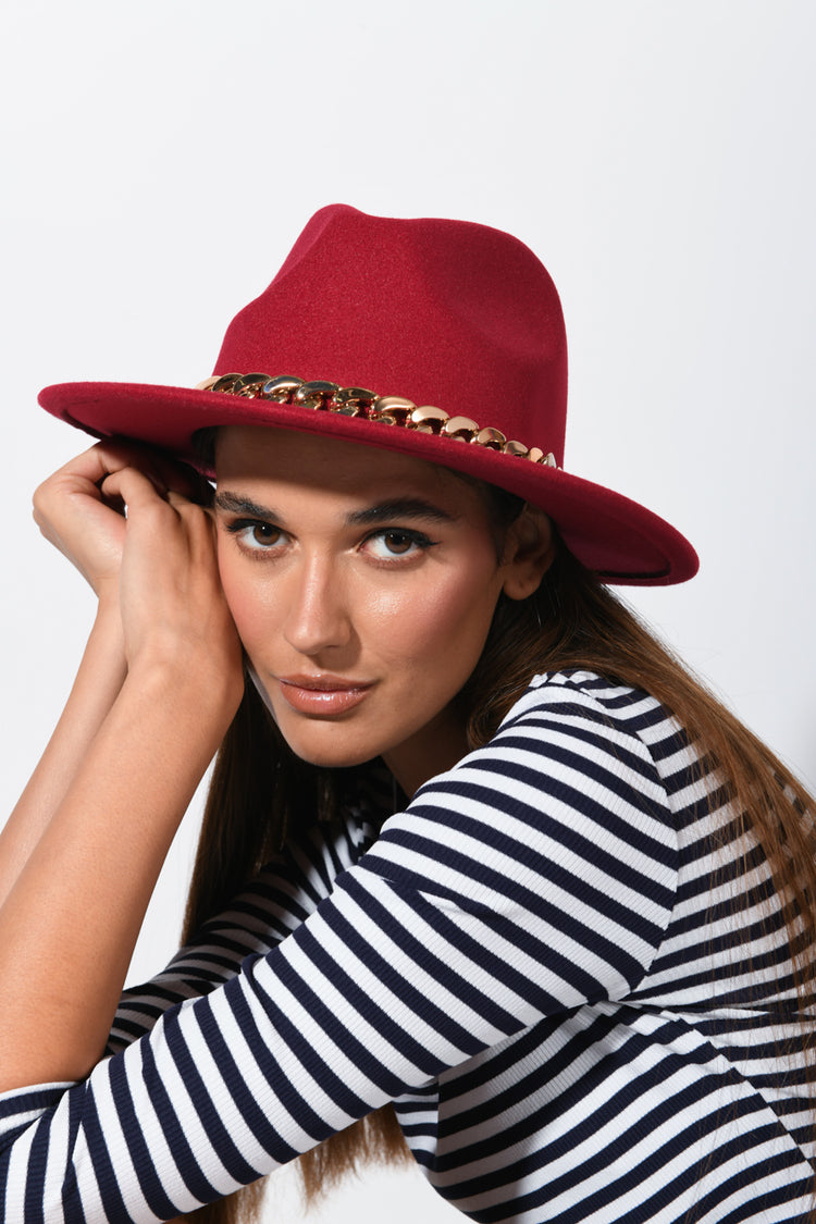 Cappello con catena decorativa