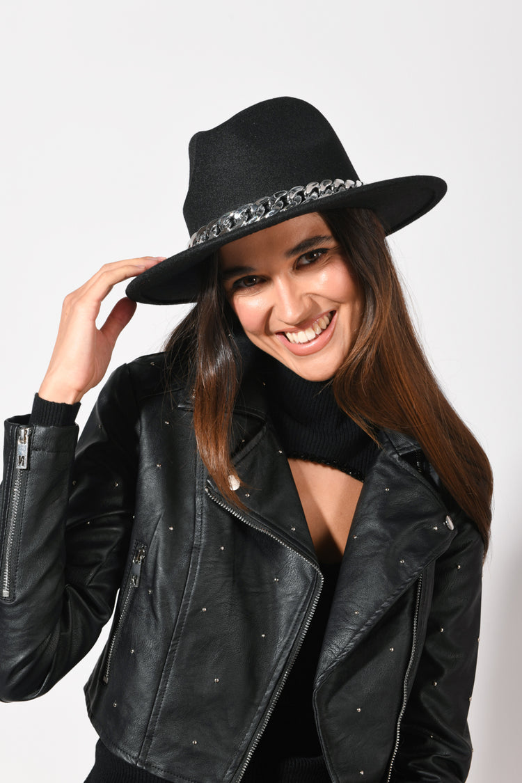 Cappello con catena decorativa