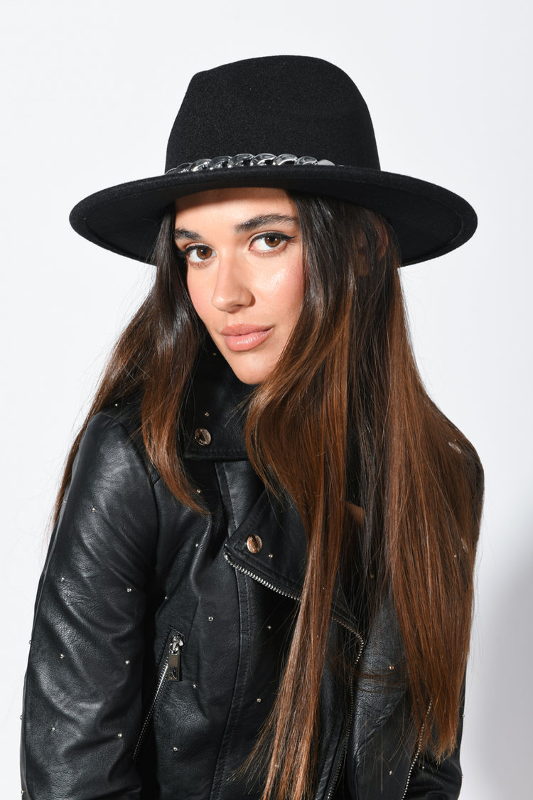 Cappello con catena decorativa