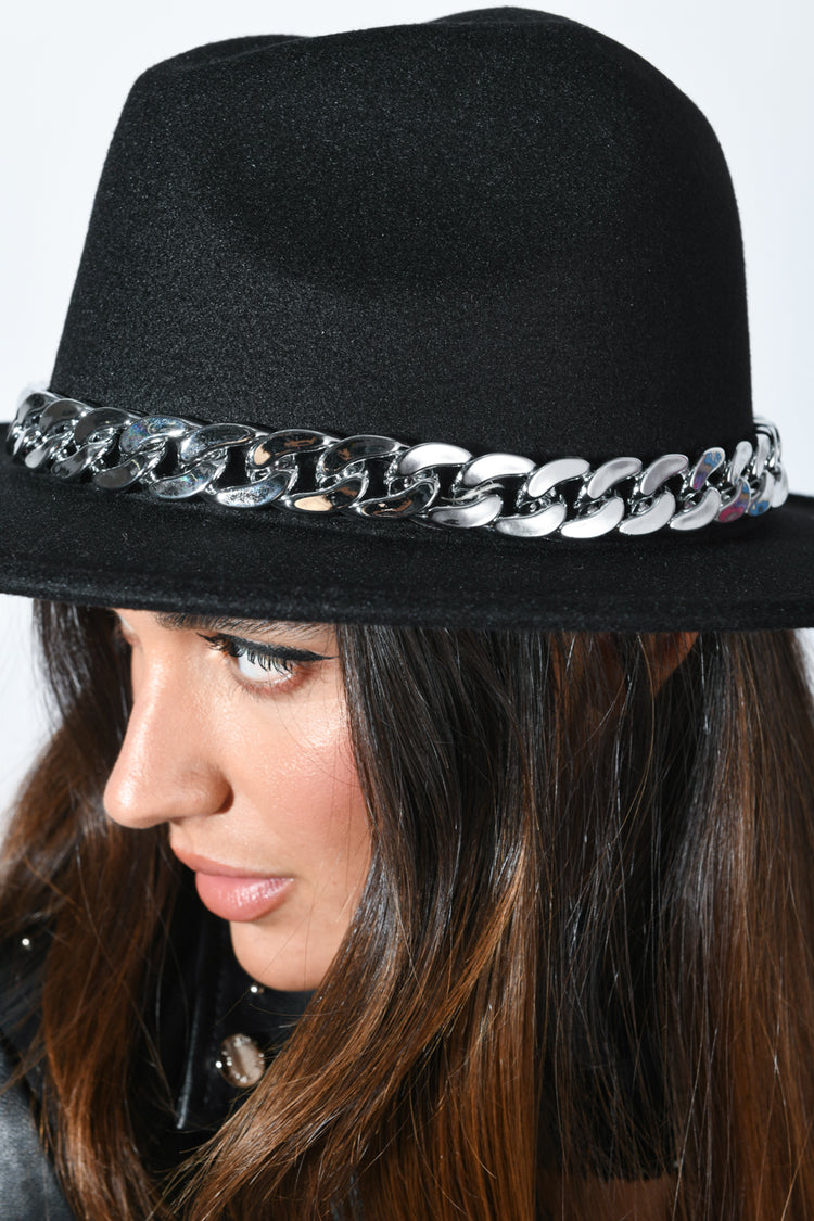 Cappello con catena decorativa