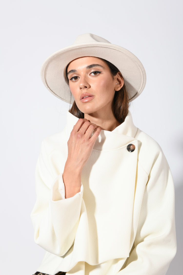 Cappello con cinturino in perle