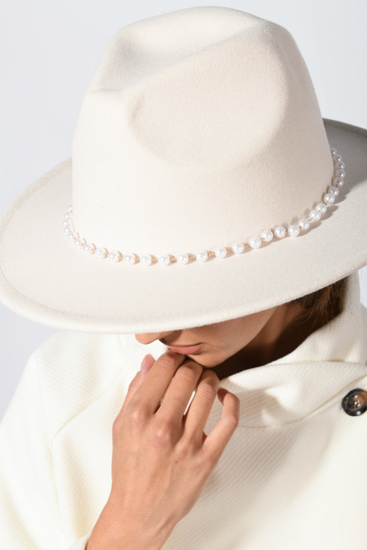 Cappello con cinturino in perle