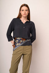 Blusa in viscosa blu con scollo serafino