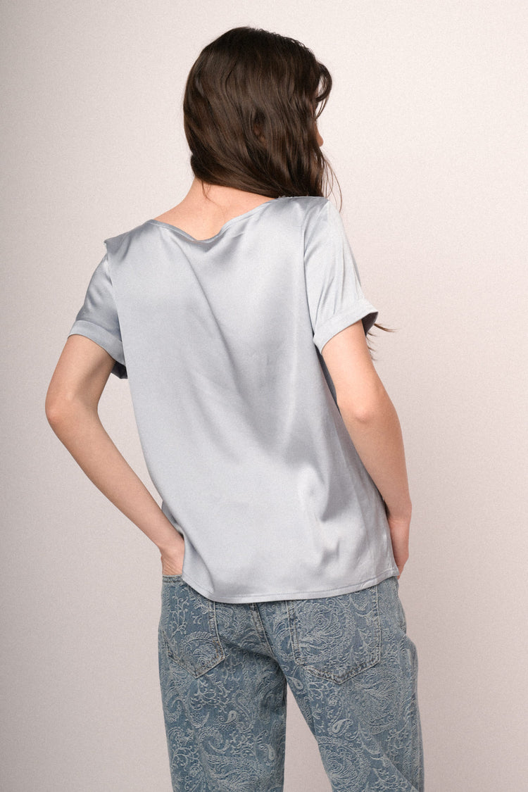 T-shirt in raso di viscosa azzurro polvere