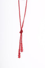 Collana lunga con perline e nodo