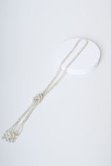 Collana lunga con nodo e perline