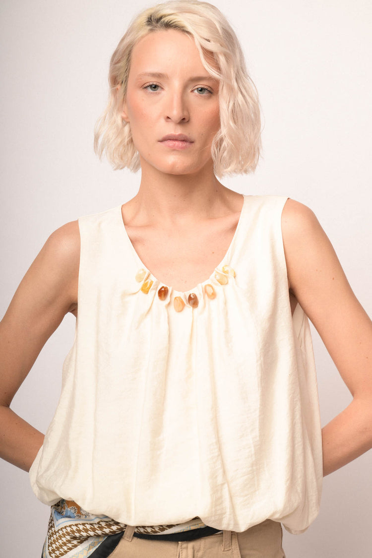 Top con scollo pietre