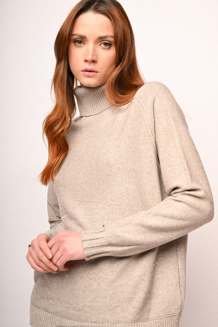 Dolcevita con mini paillettes all-over