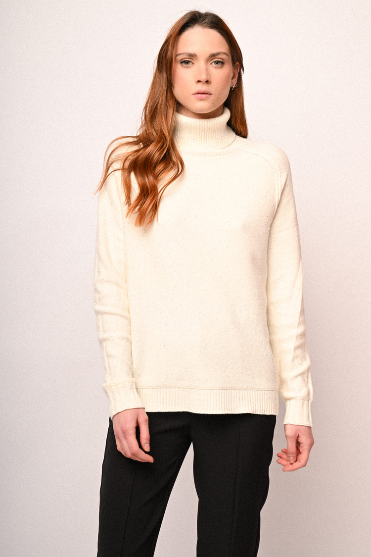 Dolcevita con mini paillettes all-over