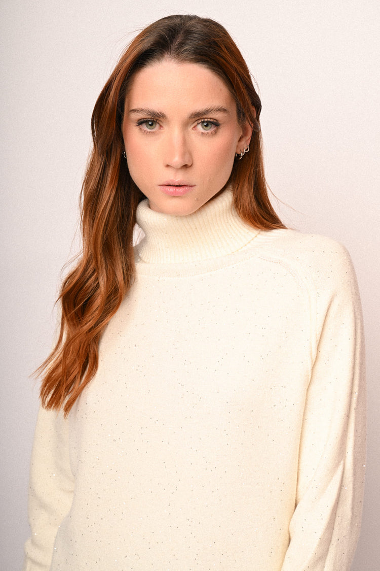 Dolcevita con mini paillettes all-over