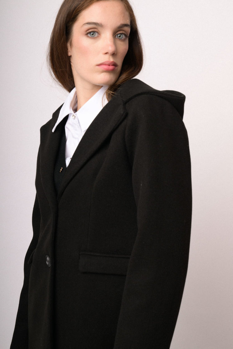 Cappotto nero con cappuccio