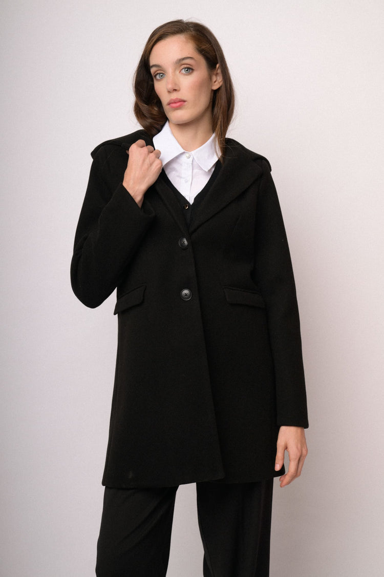Cappotto nero con cappuccio