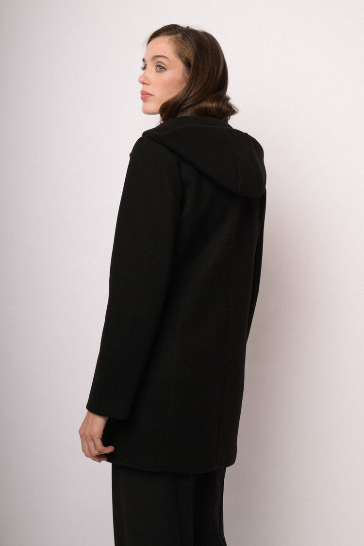 Cappotto nero con cappuccio