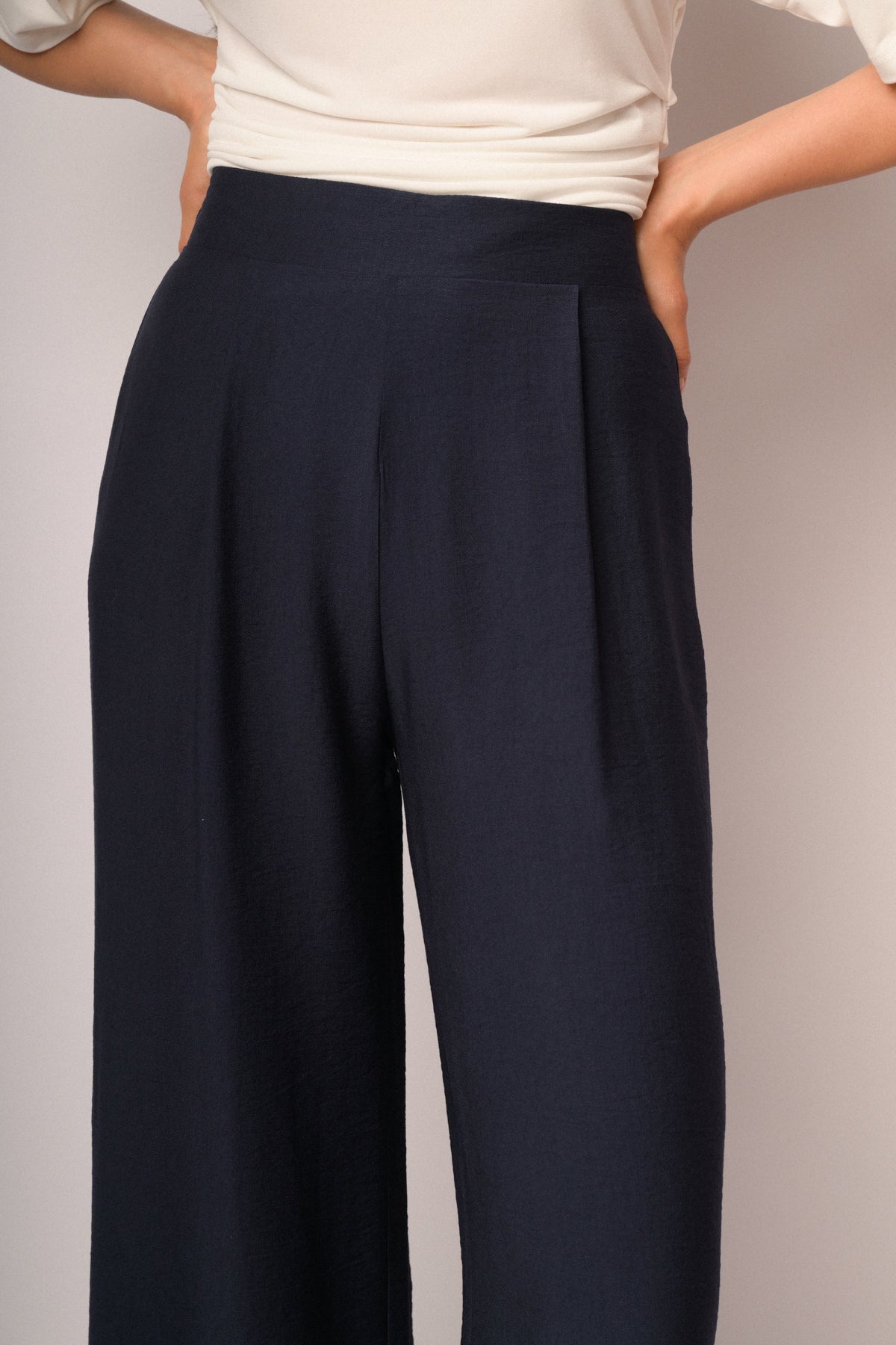 Pantaloni palazzo blu con risvolto