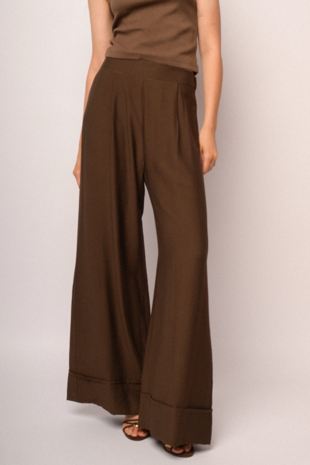 Pantaloni palazzo marroni con risvolto