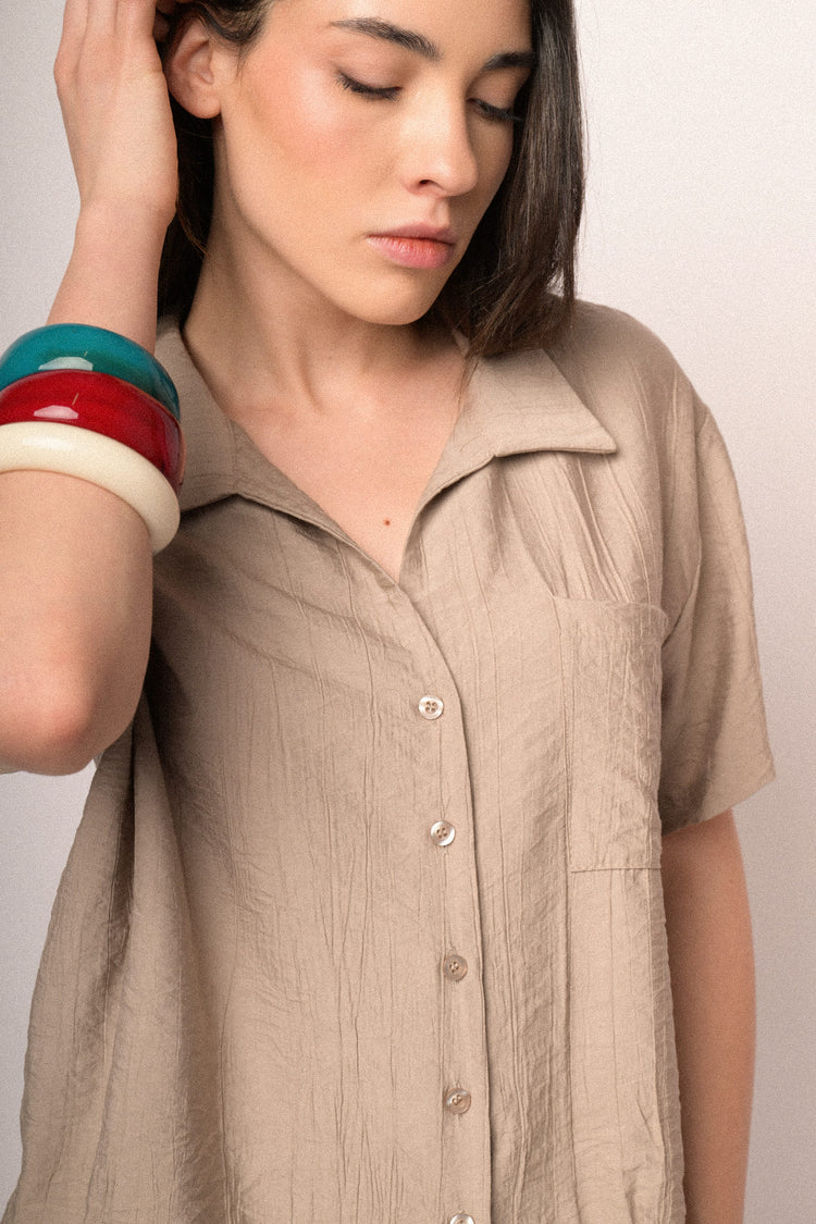 Camicia crop in viscosa stropicciata beige