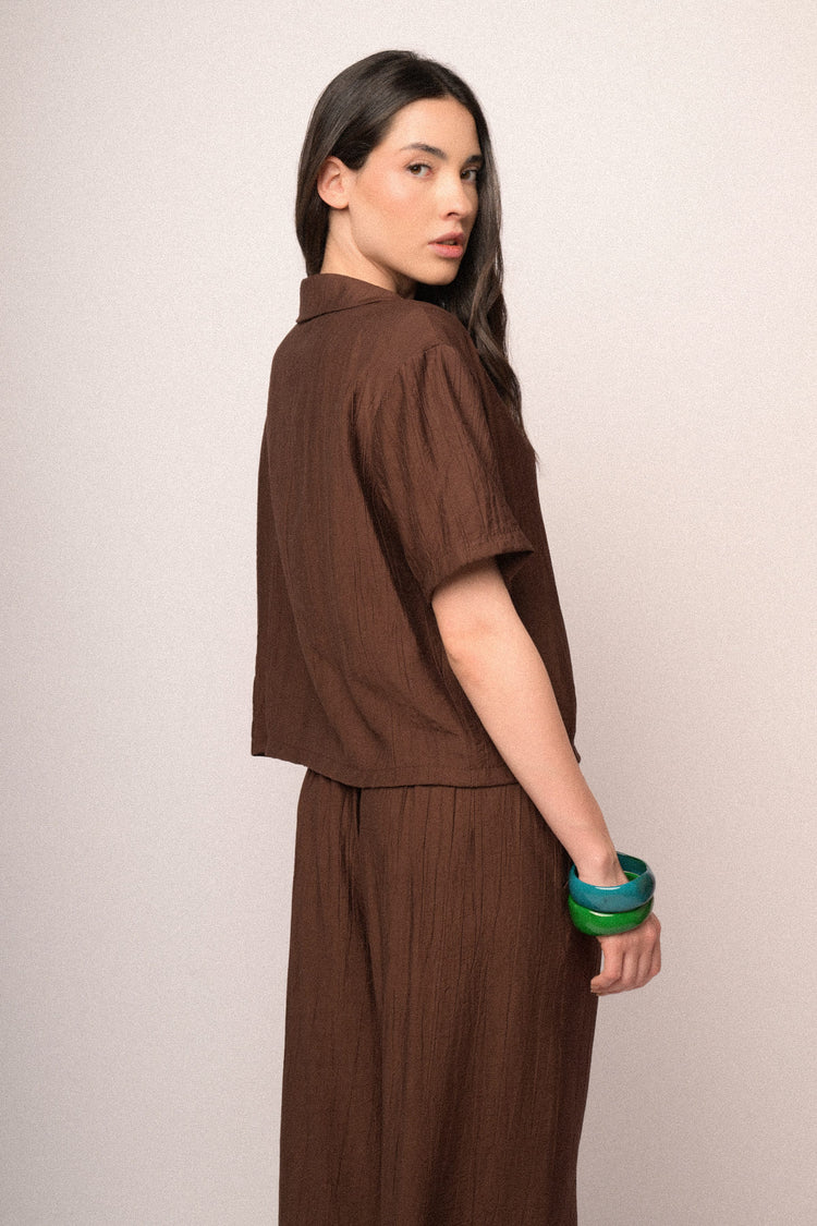 Camicia crop in viscosa stropicciata cioccolato