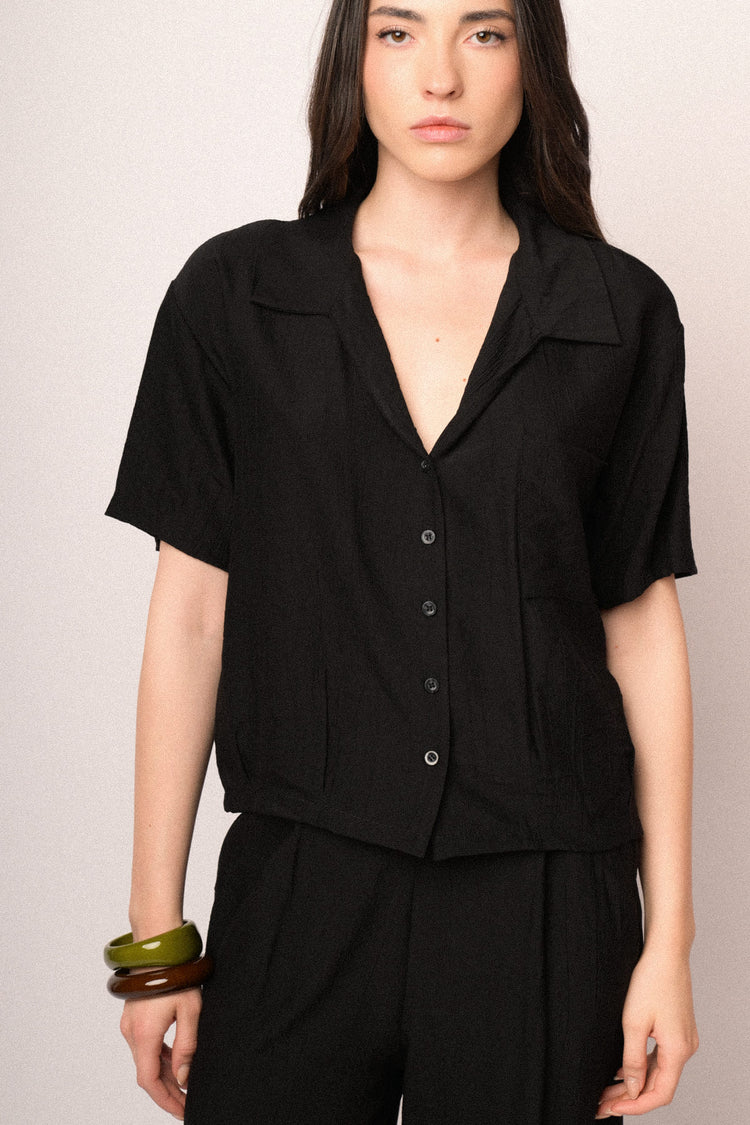 Camicia crop in viscosa stropicciata nera