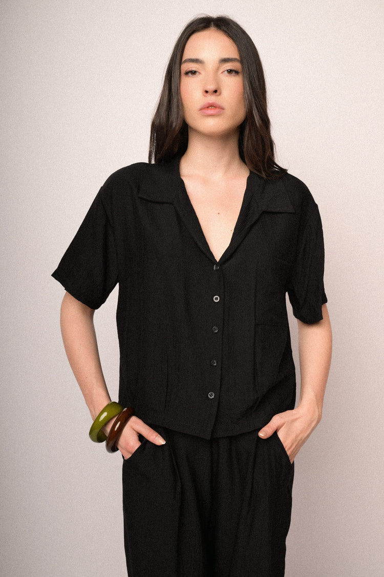 Camicia crop in viscosa stropicciata nera
