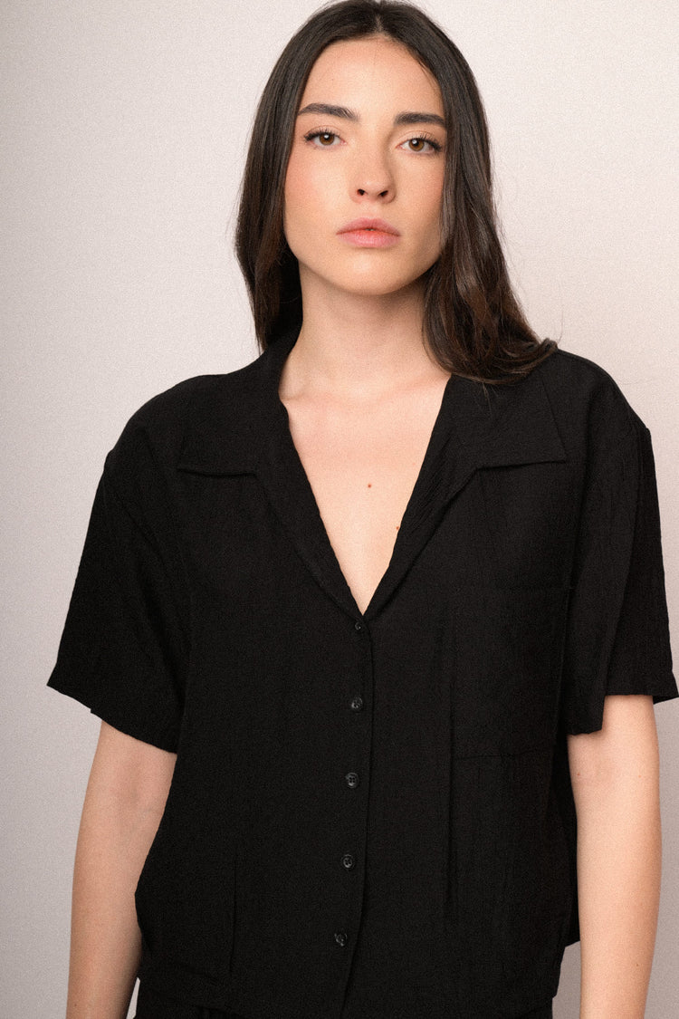 Camicia crop in viscosa stropicciata nera