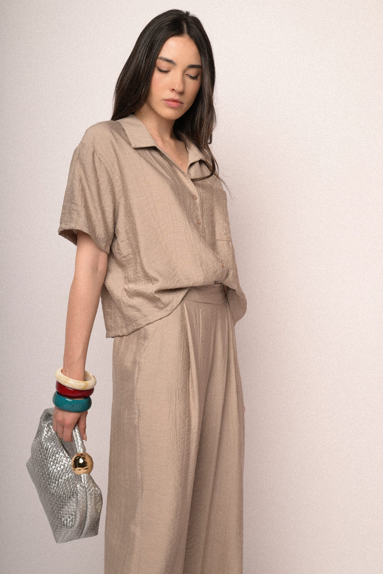 Pantaloni crop in viscosa stropicciata beige