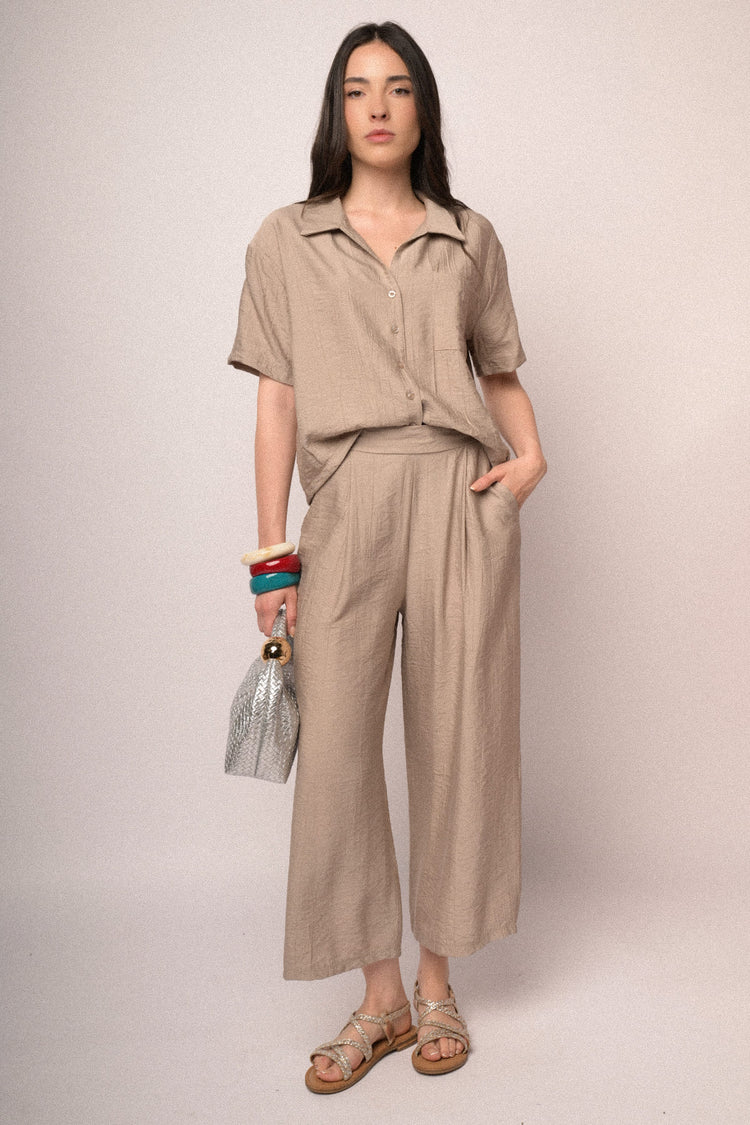 Pantaloni crop in viscosa stropicciata beige