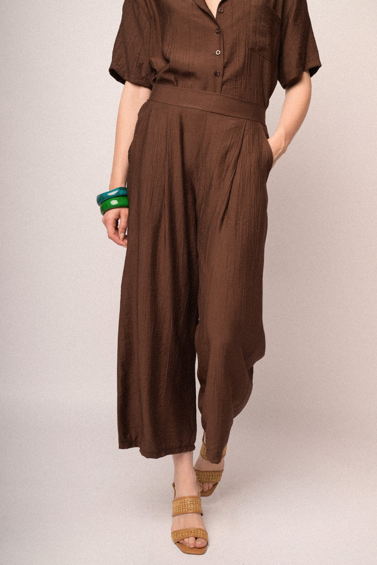 Pantaloni crop in viscosa stropicciata cioccolato