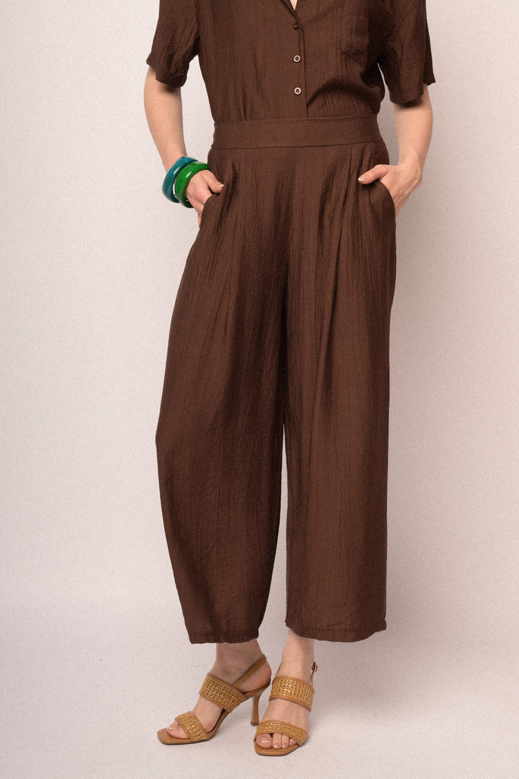 Pantaloni crop in viscosa stropicciata cioccolato