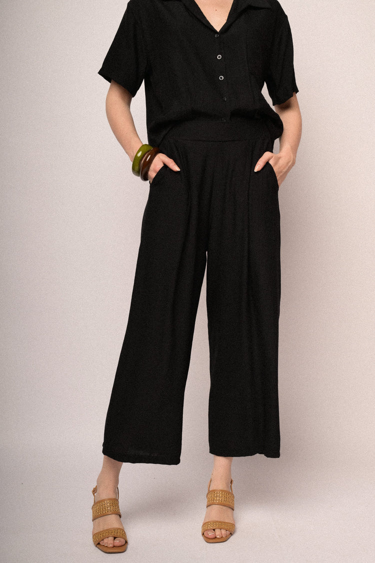 Pantaloni crop in viscosa stropicciata neri