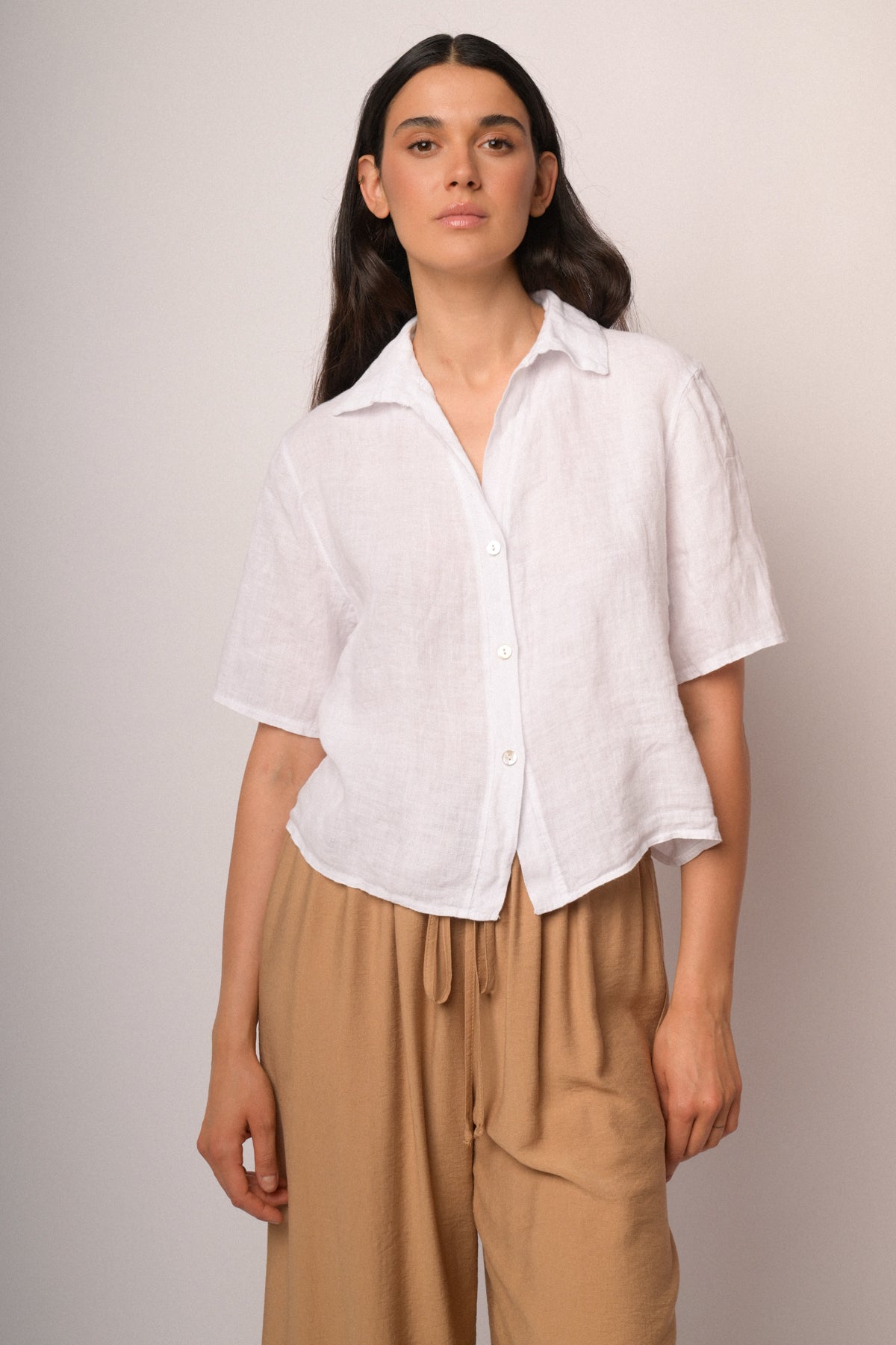 Camicia cropped in lino bianca