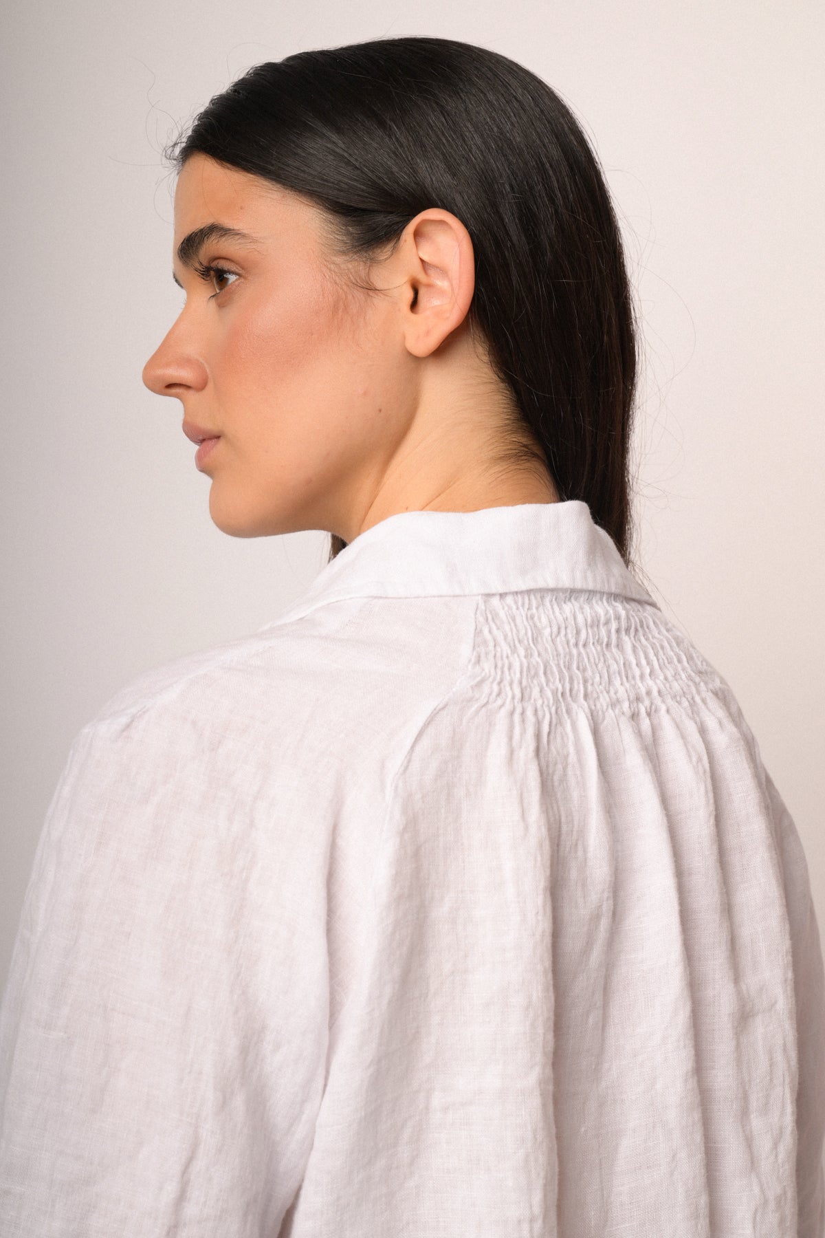 Camicia cropped in lino bianca