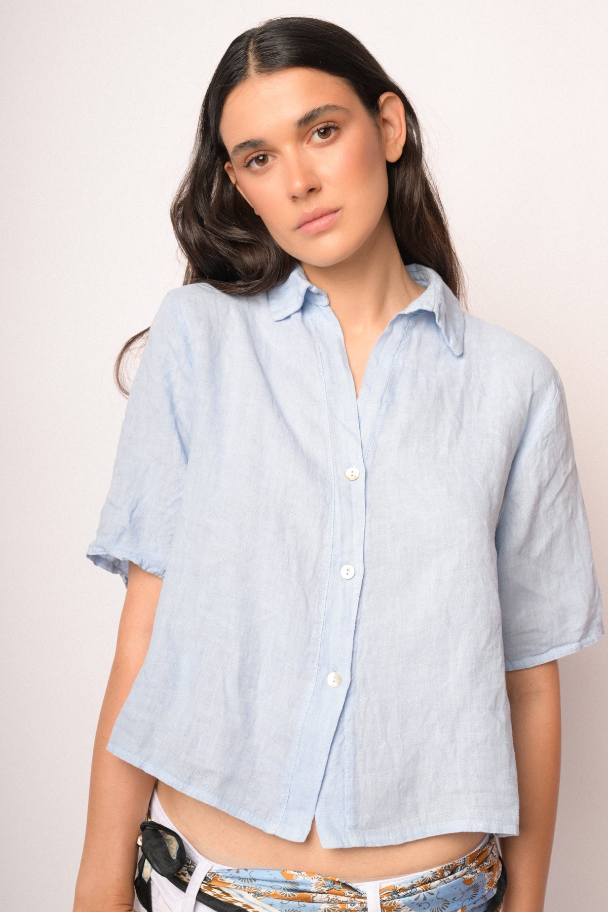Camicia cropped in lino azzurra