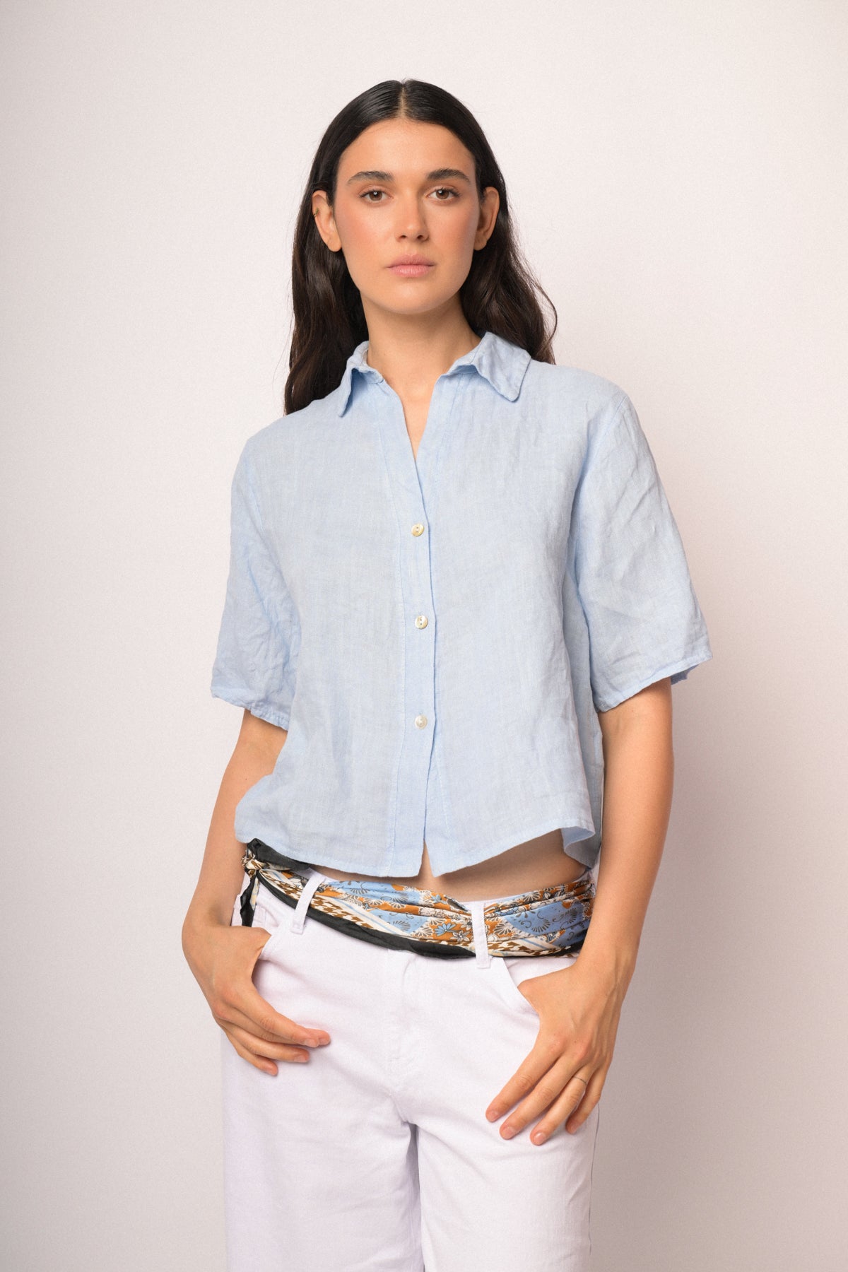 Camicia cropped in lino azzurra