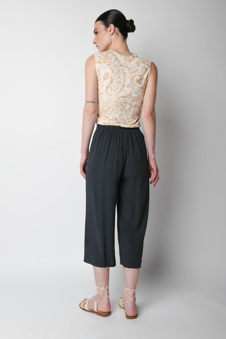 Pantaloni crop con cintura