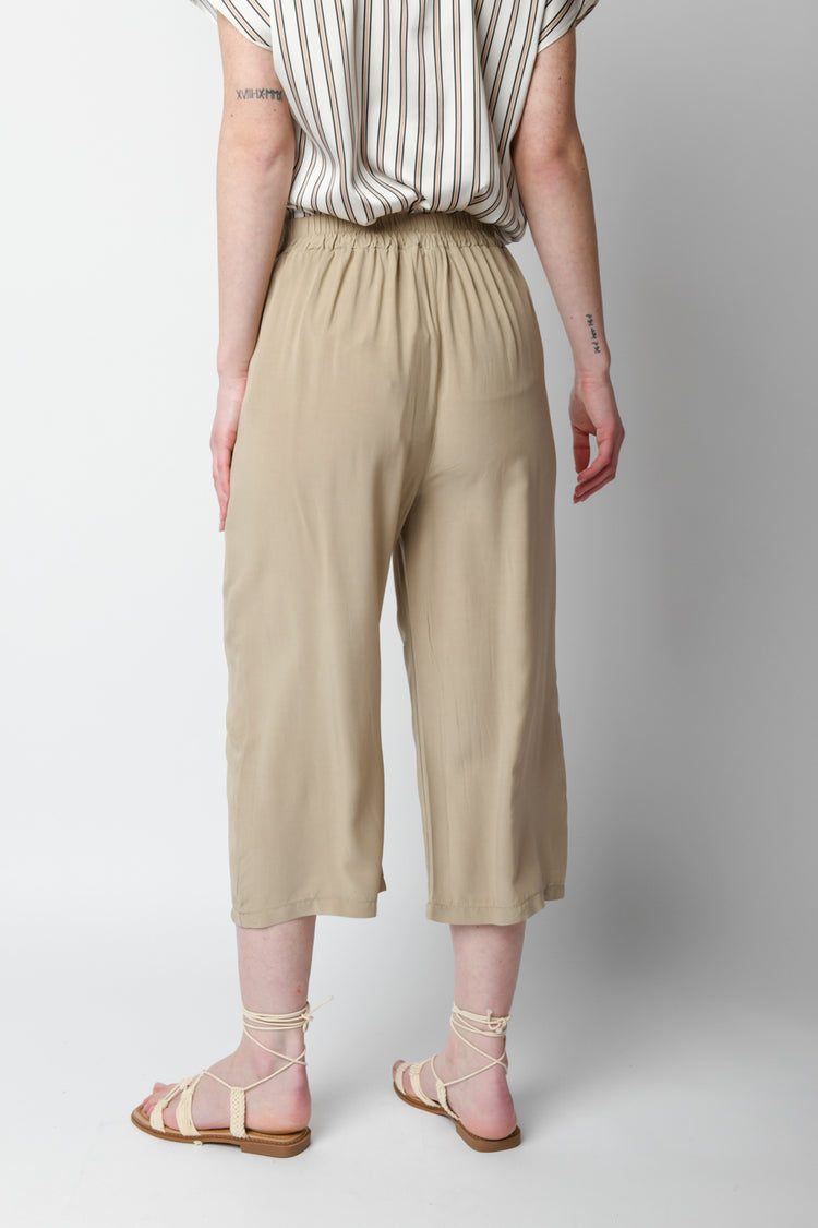 Pantaloni crop con cintura