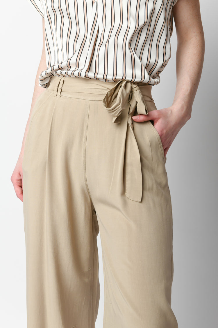 Pantaloni crop con cintura