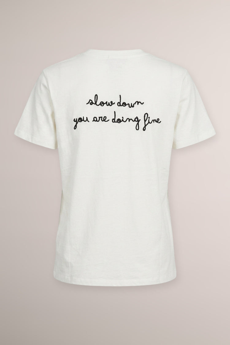 T-shirt bianca con scritta ricamata sul retro