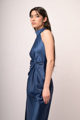 Abito lungo halter in raso blu con catenella-gioiello