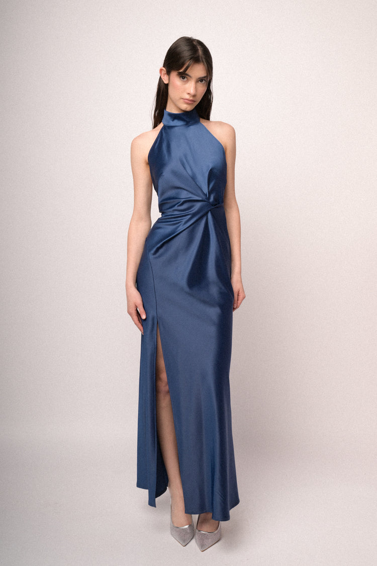 Abito lungo halter in raso blu con catenella-gioiello