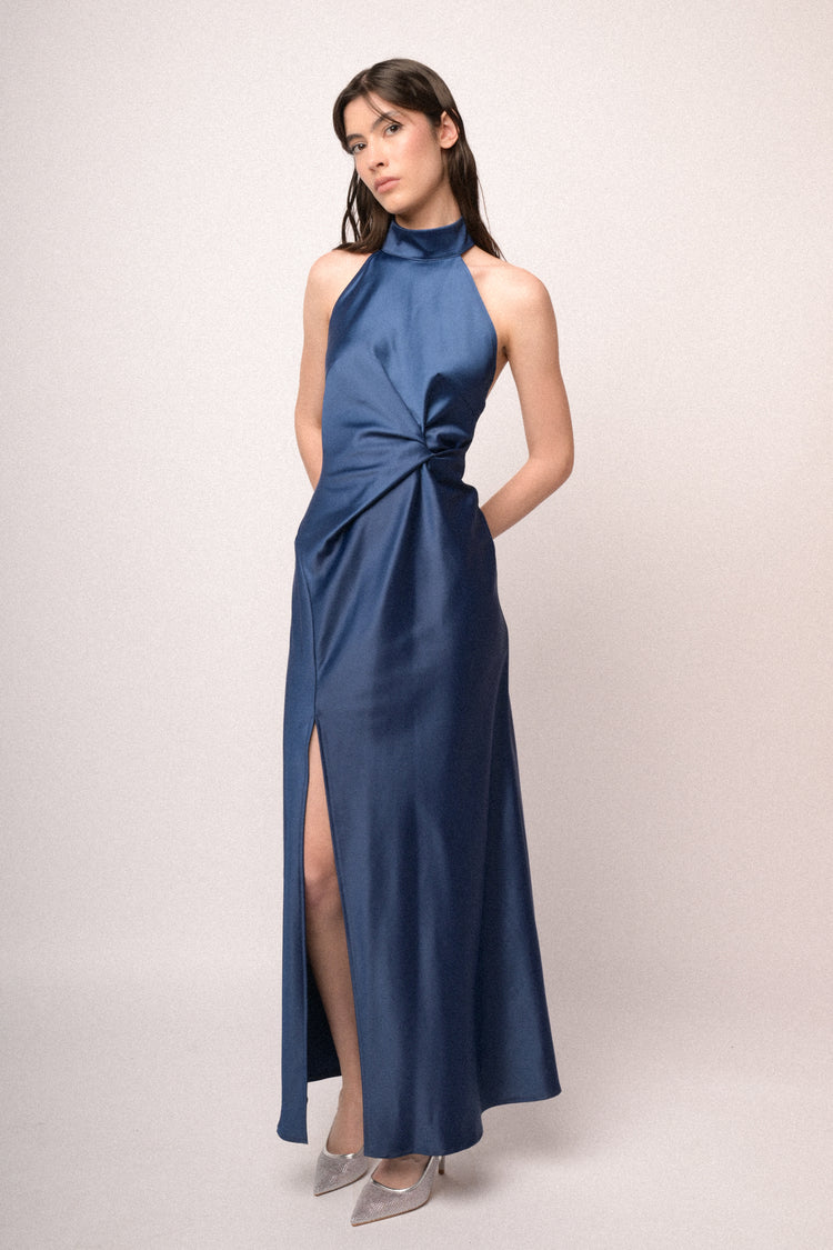 Abito lungo halter in raso blu con catenella-gioiello