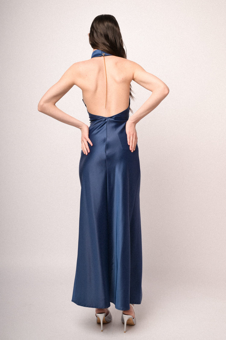 Abito lungo halter in raso blu con catenella-gioiello