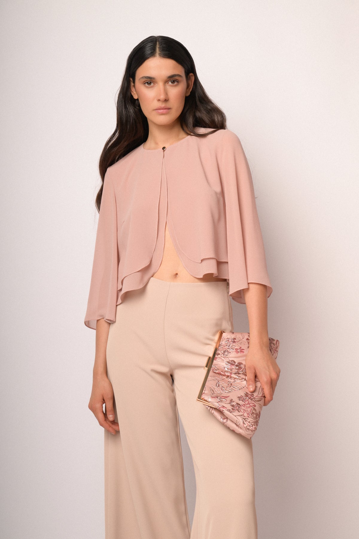 Bolero rosa con bottone e maniche a mantella