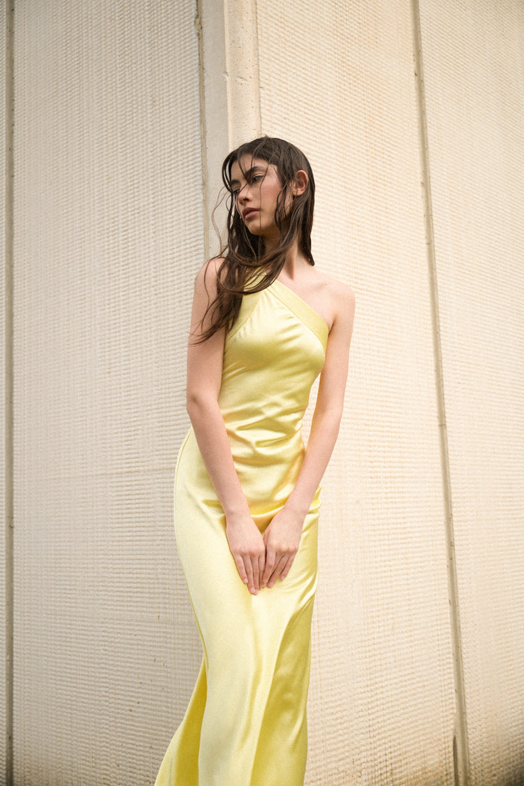 Abito lungo monospalla in raso giallo