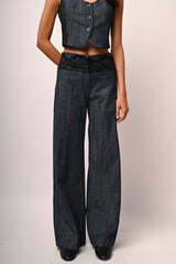 Pantaloni effetto denim con decorazioni in pizzo
