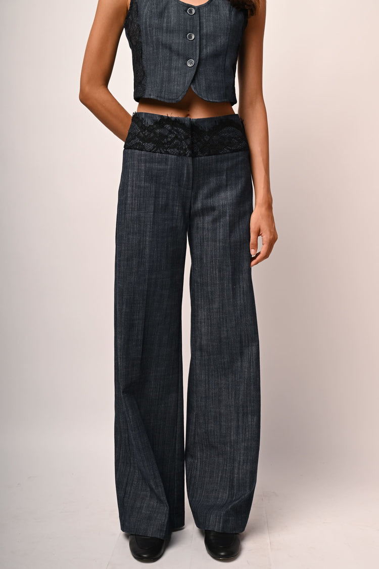 Pantaloni effetto denim con decorazioni in pizzo